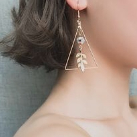 🛍 Triangle Bead Leaf Drop Earrings - Picture 3 of 3